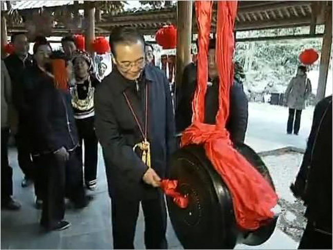 2010年国家总理（温家宝）走进世界铜鼓之乡--广西河池—敲响我厂生产的铜鼓