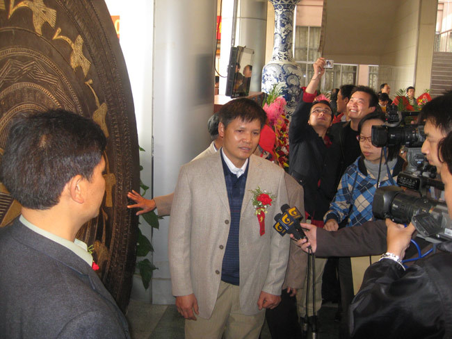 图为：2008年12月9日我厂铸造2.08米大铜鼓庆贺广西壮族自治区成立50周年揭幕仪式在广西区博物馆举行有关自治区领导参加
