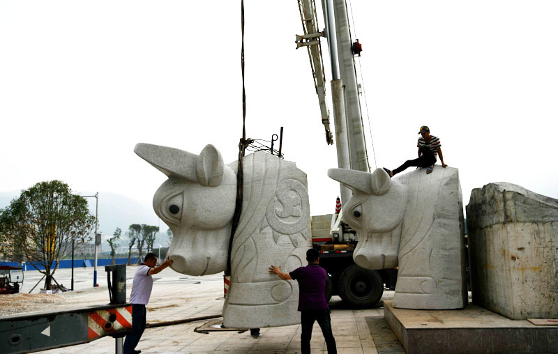 广西环江：世界最大铜鼓运抵环江县城
