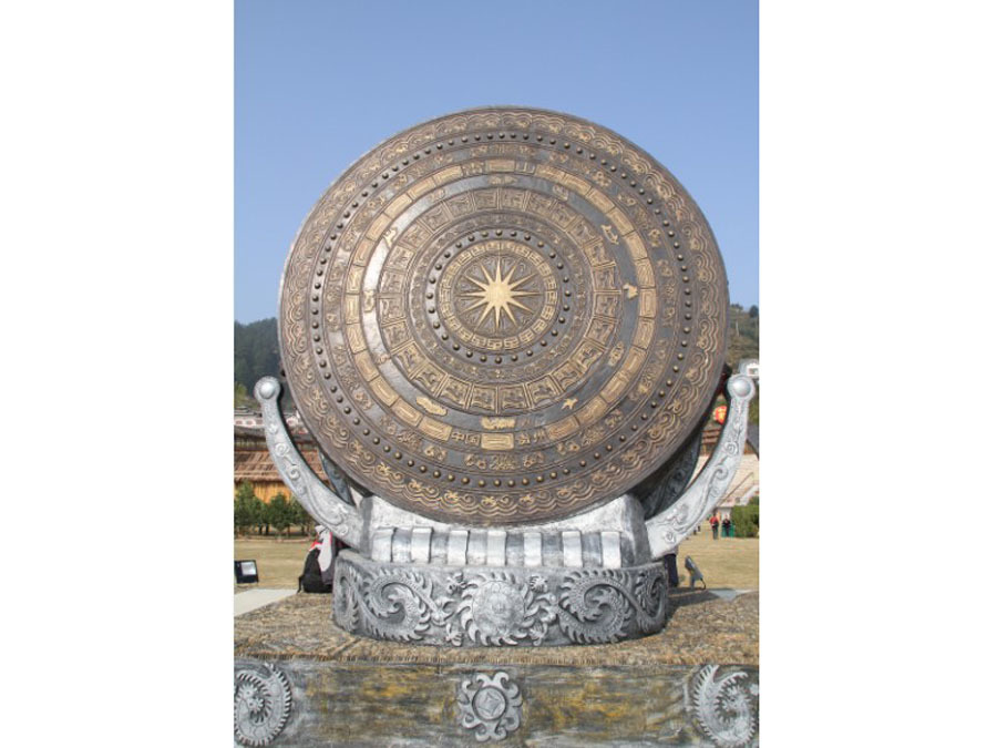 2010年我厂生产的巨形铜鼓走进贵州雷山（鼓藏节）