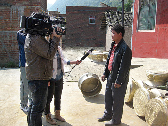 2008年中央电视台（国宝档案）栏目组到我厂进行录制采访并深入探讨铜鼓的历史文化