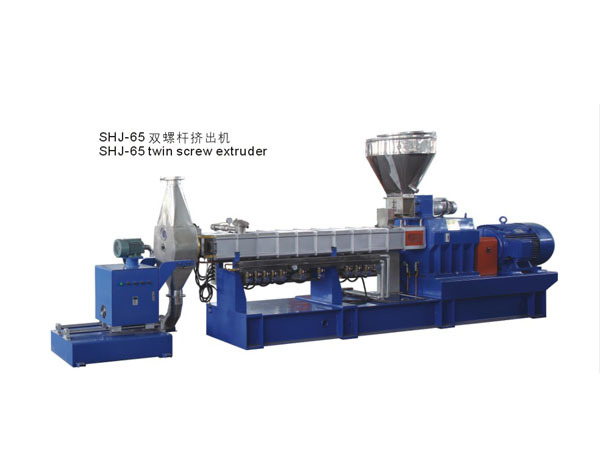 Hot cutting and pelletizing of air-cooled die surface of twin screw extruder