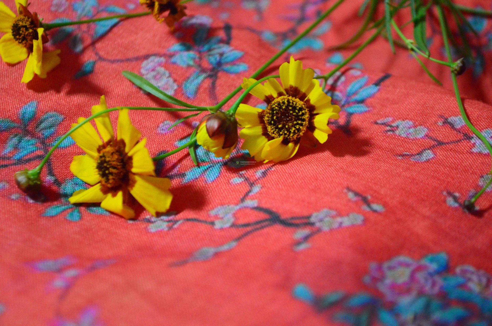 花墙（红）M012411－麻世纪原创江南风小花卉苎麻数码印花布 