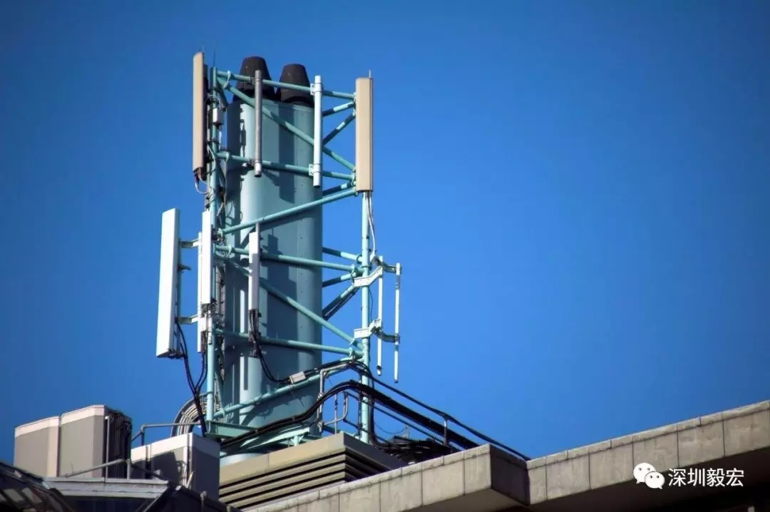 The FTTA base station pulls out the fiber jumper