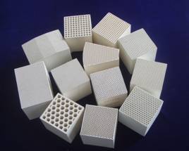 四、主要部件 1、陶瓷蓄热体 规格305×305×101,比表面积≥680m2/m3,阻力小,热容量大0.22BTU℉,耐温高可达1200℃,耐酸度≥99.5%,吸水率小于0.5%,压碎力大于4kgf/cm3 ,热胀冷缩系数小,为4.7×10-8/℃,抗裂性能好,寿命长。 产品检测数据表:MLM-200组合蜂窝陶瓷