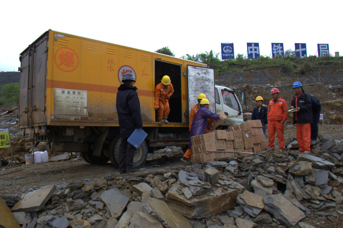 花溪大學(xué)城博士路道路工程第一、二合同段 2016年3月29日開工，目前施工建設(shè)中。