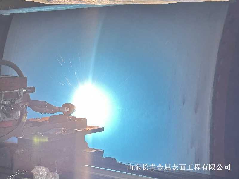 造紙烘缸現(xiàn)場超音速電弧噴涂進行中
