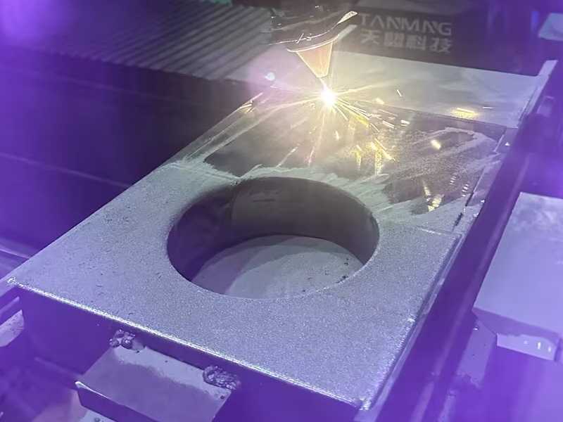 礦山機械側板激光熔覆耐磨噴涂