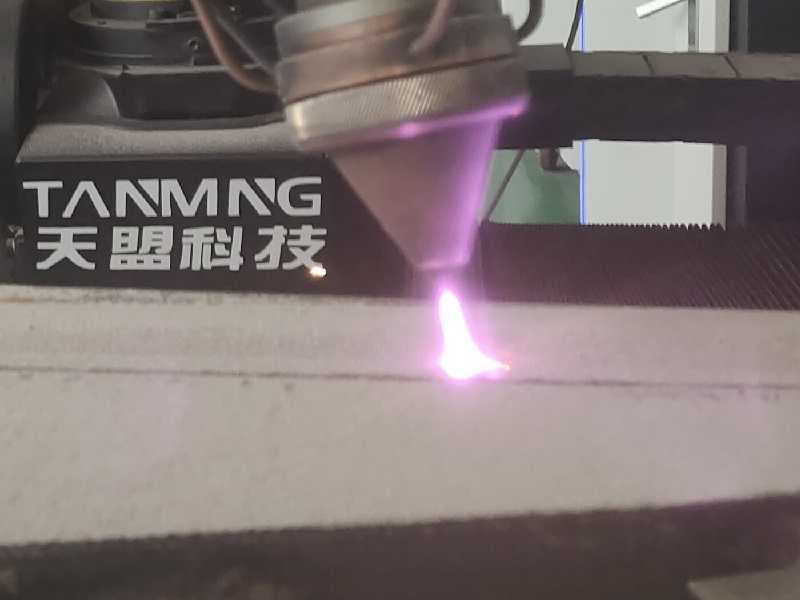 长青金属热喷涂公司衬板进行激光熔覆
