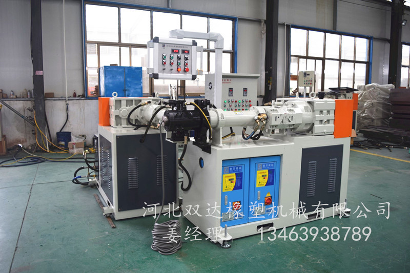 Compound rubber hose extruder