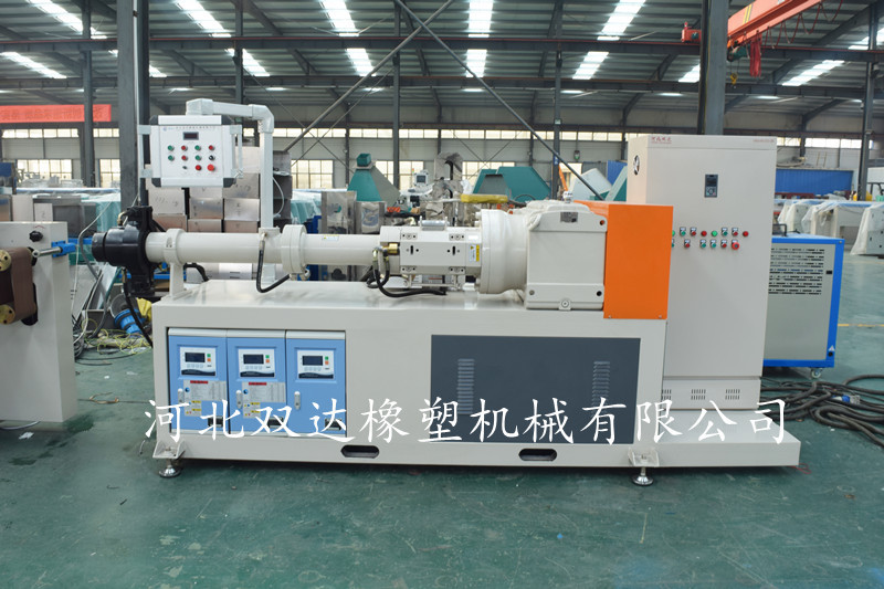 Rubber seal strip extruder