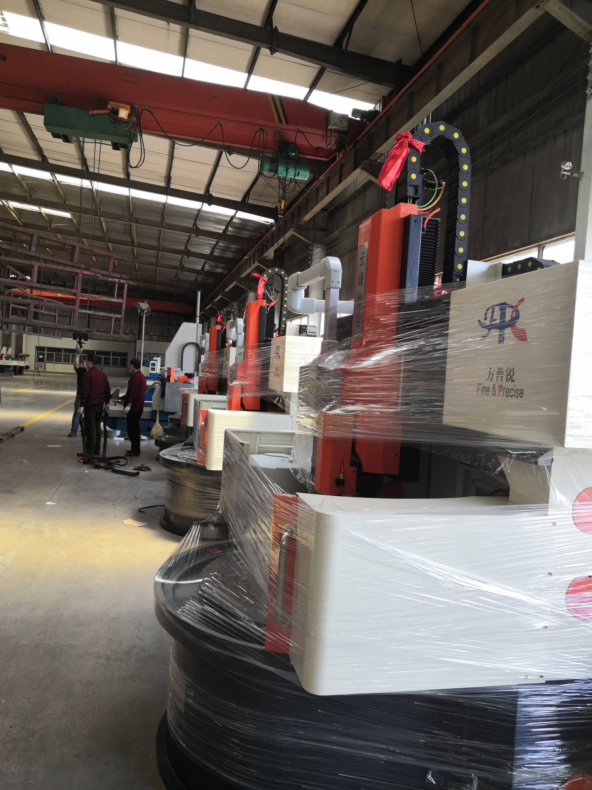 The customer's four four-axis engraving machines were shipped before May Day