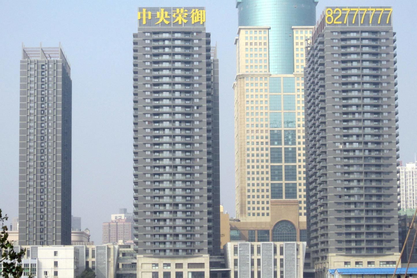 武汉市“宝丽金中央荣御”：5mm（蓝灰）LXTL140+9A+5mm白玻、20000平米。