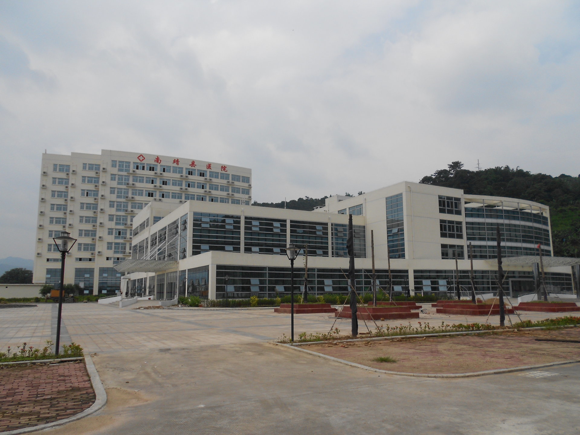 福建省南靖縣醫院：6mm（藍灰）LXTL150，12500平米。