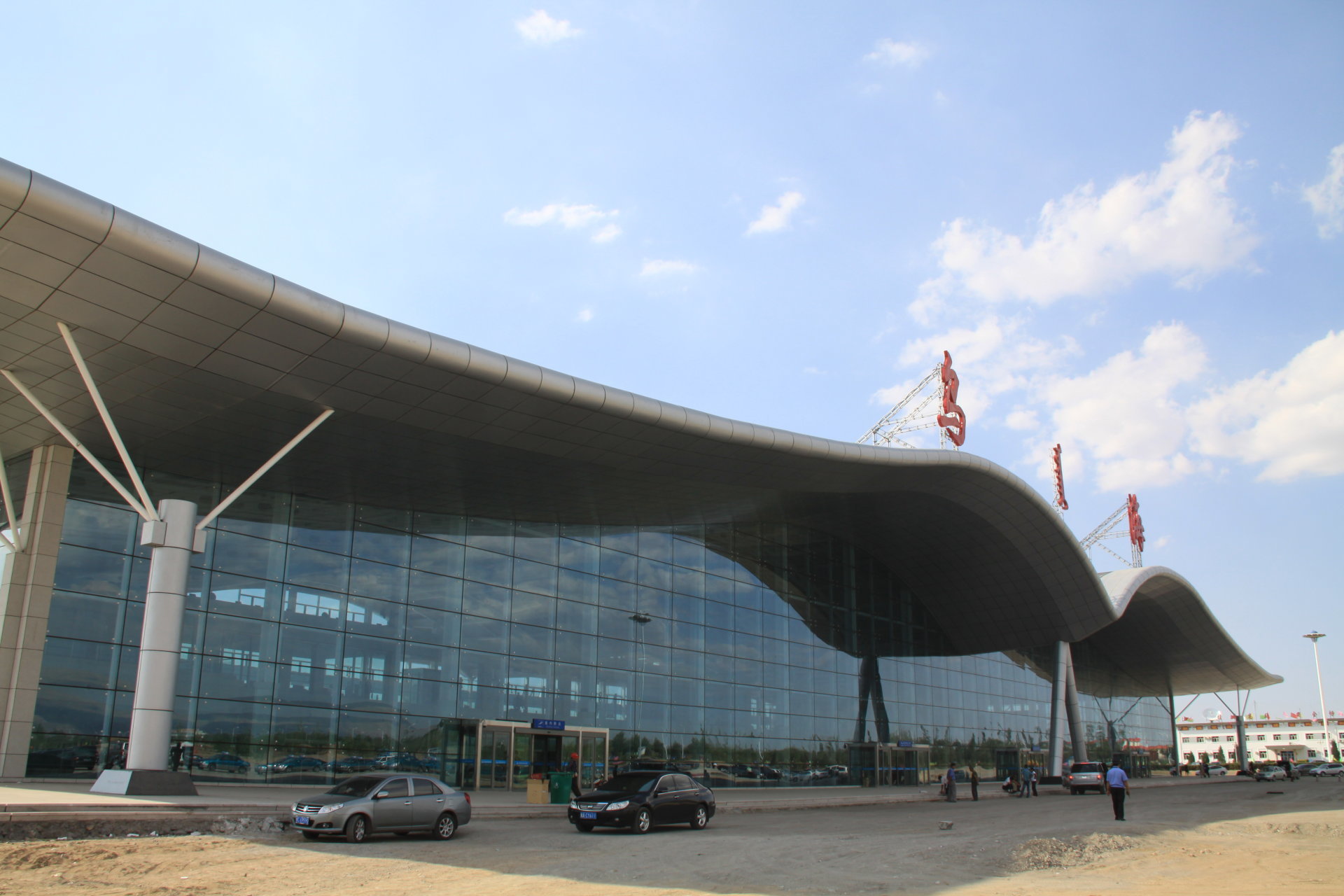 乌海机场候机大厅：8、10mmLXTL150（蓝灰）离线LOW-E ;5000平方米。