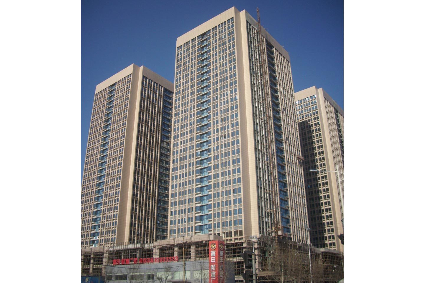 Zhengzhou Futian Fortune Plaza: 5mm (blue-gray) LOW-E+12A+5mm white glass; 13,000 square meters.