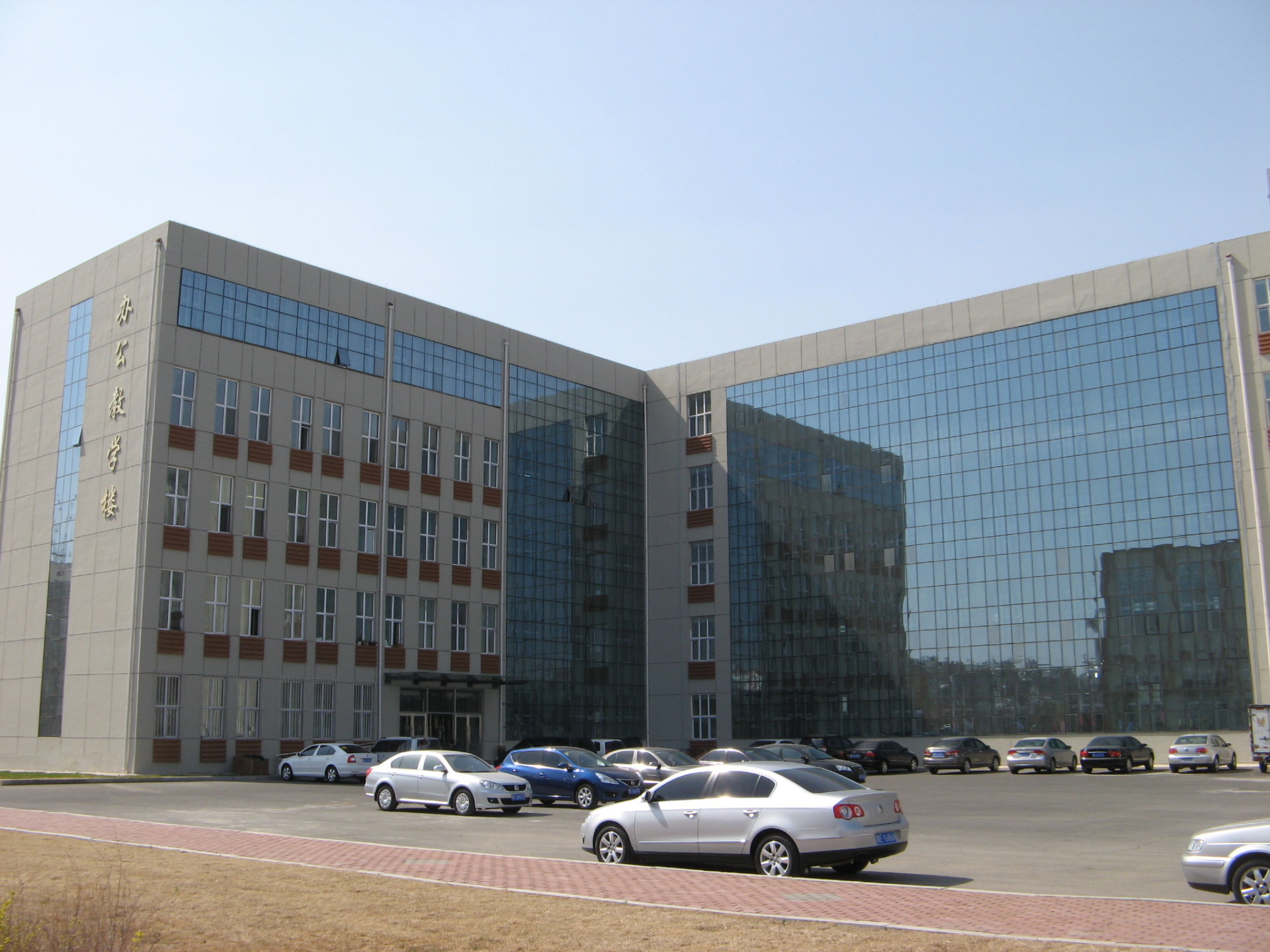New campus of Daqing Sports School: 5mm (blue-gray) LXTL150+12A+5mm white glass, 9000 square meters.