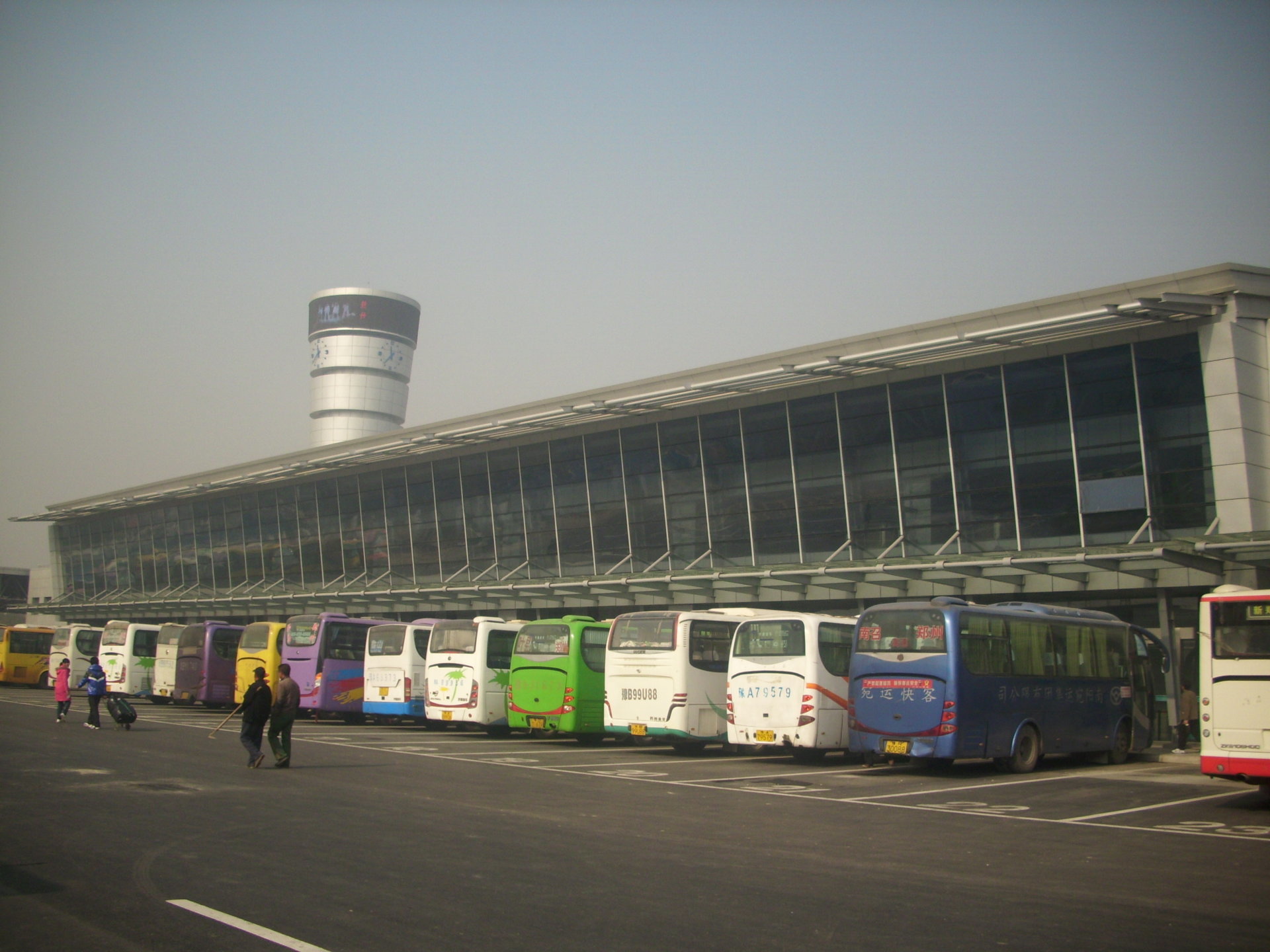 Zhengzhou South Bus Station: 6mm (light blue) LXTB160 offline LOW-E+12A+6mm white glass; 7000 square meters.