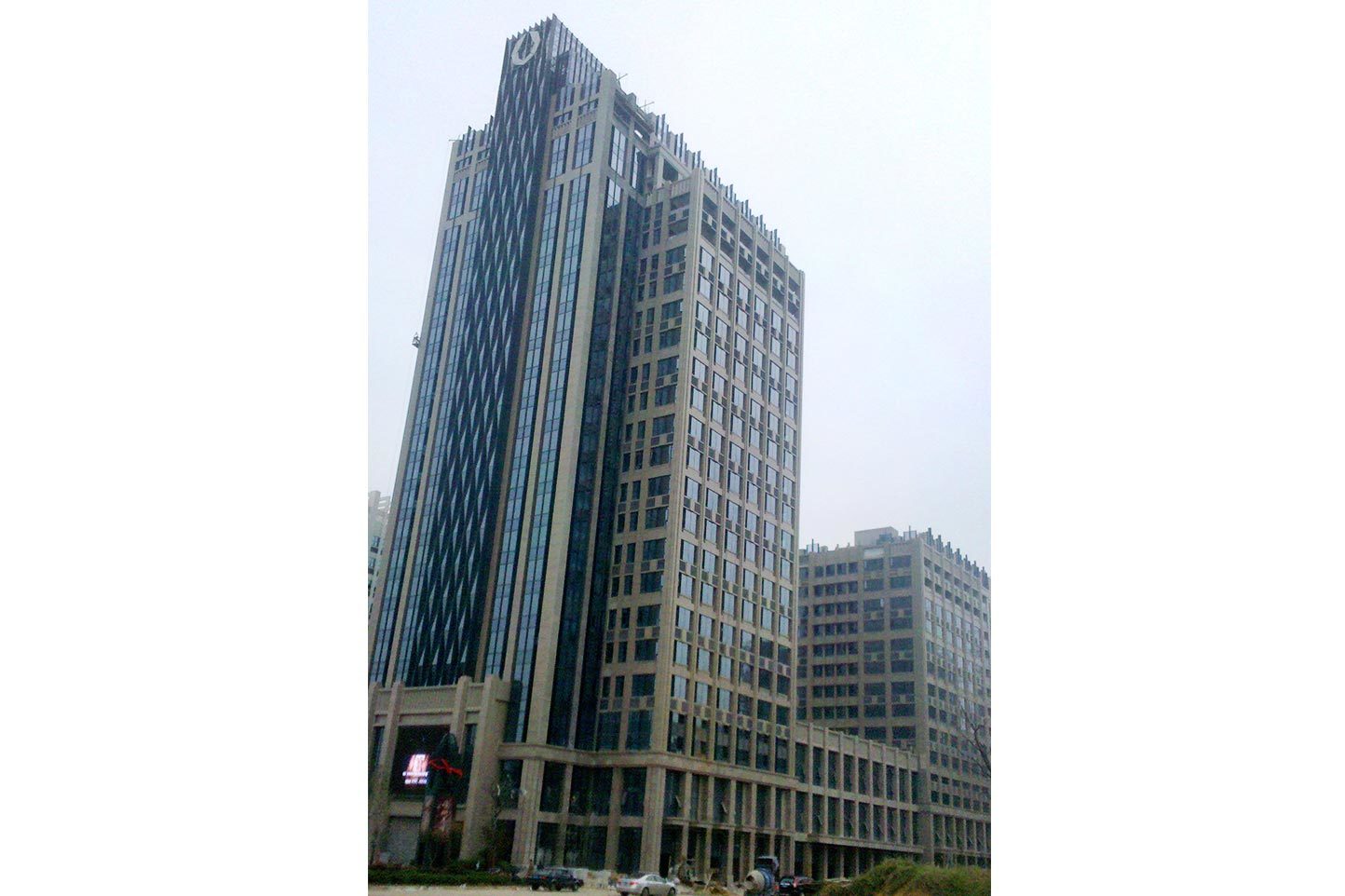 Nanchang Jinjiu International Building: 5 blue gray LXTL150Low-e+9A+5 white glass; 8000 square meters