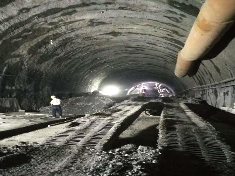 Construction of tunnel from Shouwang to Hongshan section of Du Xiang Expressway