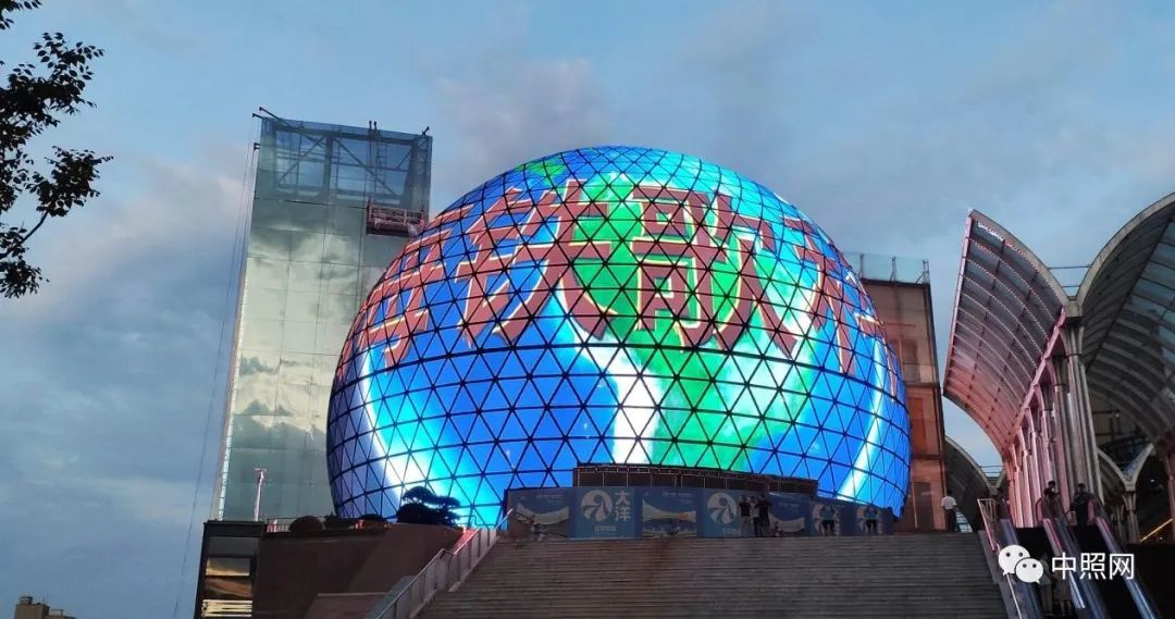 武漢光谷1200m2超巨大球型LED透明屏項目