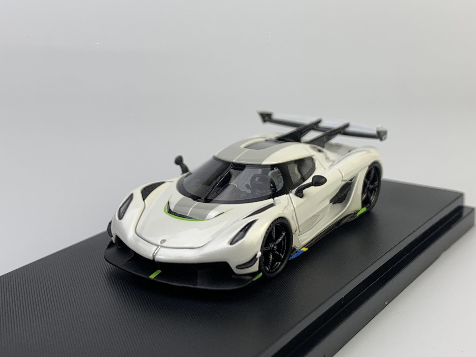 Frontiart 1/64 Koenigsegg Jesko pearl white resin car model