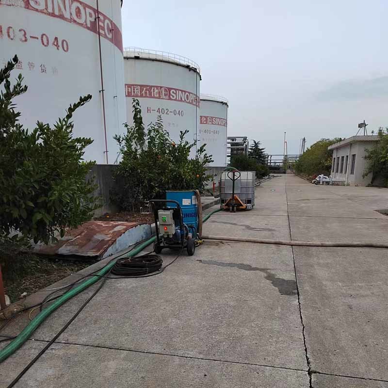 中石化江蘇鎮(zhèn)江潤滑油庫油罐清洗、鋁浮盤囊式密封拆裝