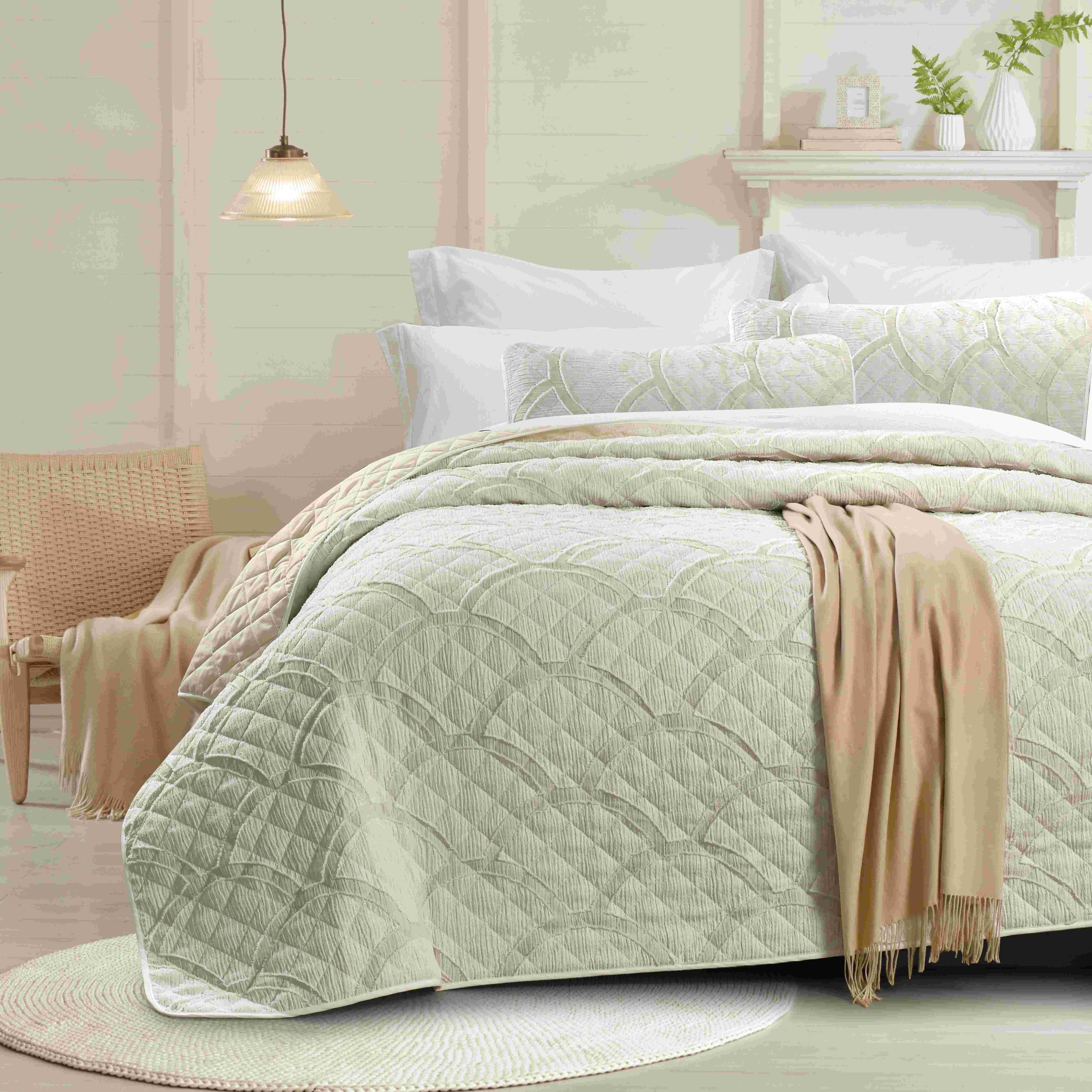 Wholesale 3pcs 150g clipped jacquard 140g filling Quilted Coverlet bedspread for summer seasons