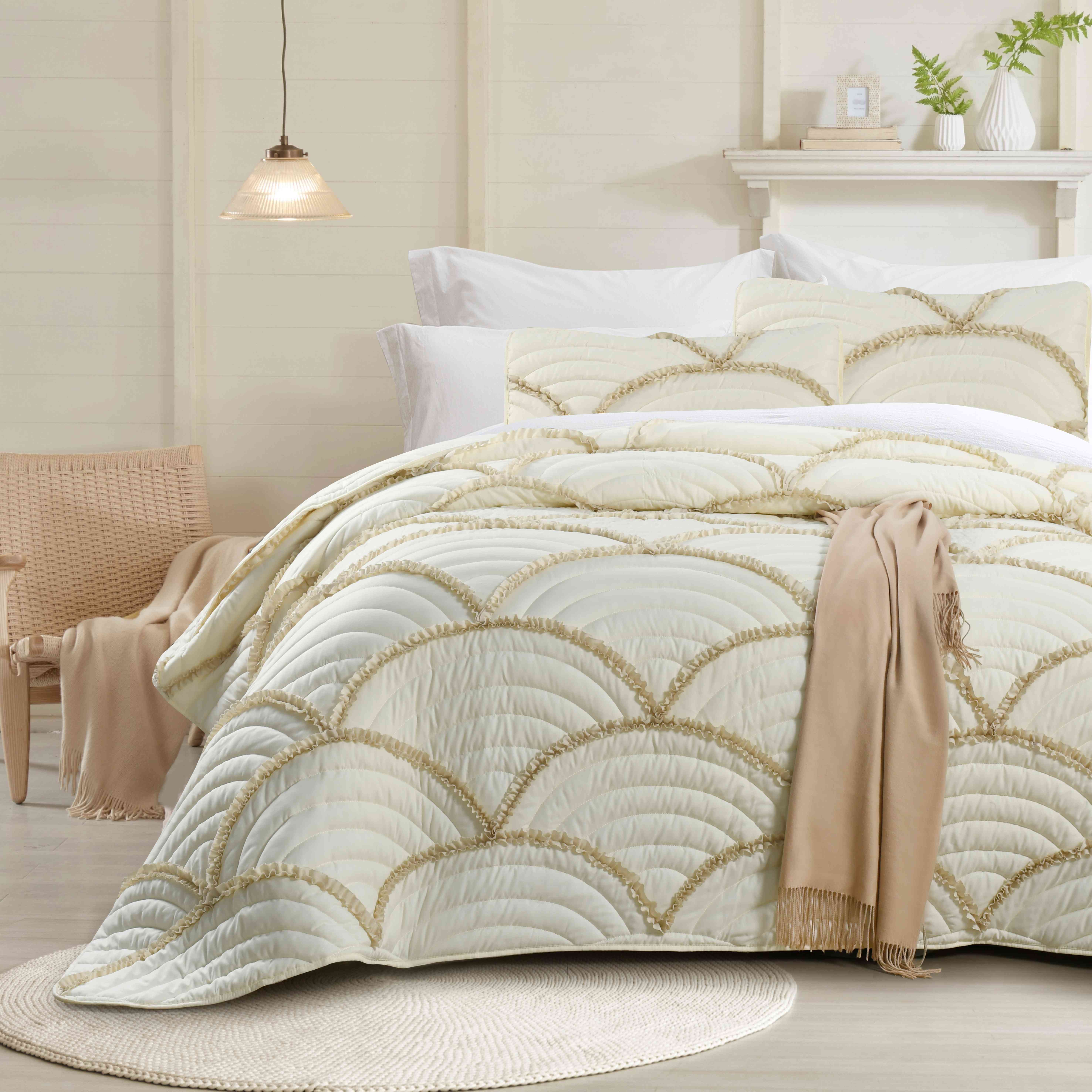 Wholesale 85g brushed fabric Queen size ruffles flange Quilted Coverlet bedspread for all seasons