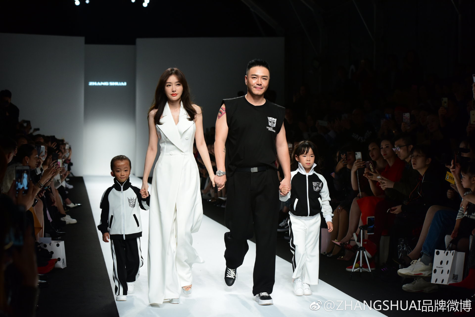 ZHANGSHUAI 2019ss 新复古时代15日晚登录上海时装周 是一场有温度 高美度的大秀 ZHANGSHUAI 2019ss 新复古时代15日晚登录上海时装周 是一场有温度 高美度的大秀