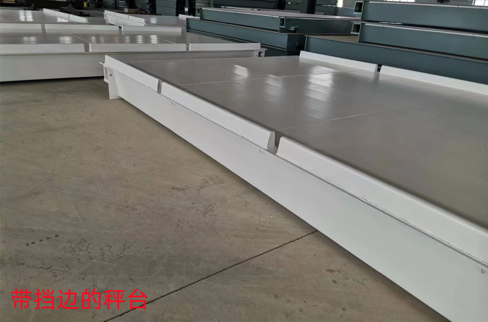 Truck scale with curb