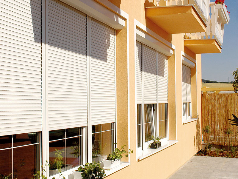 Outdoor hand rolling shutter