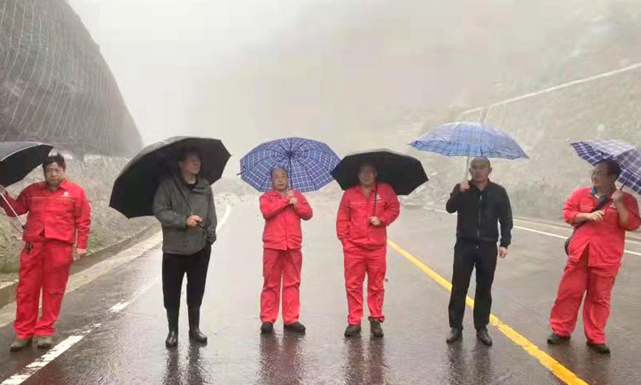 《致敬！風(fēng)雨逆行的地勘人》（李亞茹）