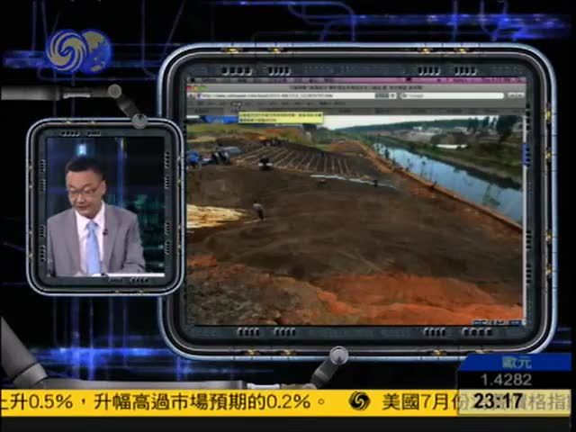  　　土地污染尤其是重金屬污染，給人們生活帶來重大隱患，即生命安全受到挑戰(zhàn)，職業(yè)病高發(fā)，病死率大幅上升，死亡的年齡普遍提前至45歲左右。  　　  云南癌癥村最小死者9歲 化工廠賠錢了事     　　與此同時，由于相應(yīng)救治機制的缺失，應(yīng)對不當(dāng)隨時可能引發(fā)公共衛(wèi)生事件或群體性事件，不能不警惕。  　　多地驚現(xiàn)“癌癥村”  　　湖南省國土資源規(guī)劃院基礎(chǔ)科研部主任張建新說，他們調(diào)查了7萬人25年的健康記錄后發(fā)現(xiàn)，從1965年到2005年，骨癌、骨痛病人數(shù)都呈上升趨勢。在重金屬污染的重災(zāi)區(qū)株洲，當(dāng)?shù)厝罕姷难?、尿中鎘含量是正常人的2至5倍。  　　內(nèi)蒙古的河套地區(qū)因土地污染地下水質(zhì)量較差，造成砷中毒、氟中毒等地方病較為嚴重的情況。  　　河套地區(qū)共有近30萬人受砷中毒威脅，患病人群超過2000人。巴彥淖爾盟五原縣楊家疙瘩村是砷中毒的重點區(qū)，該村病人多，而且死亡人數(shù)也多，主要是以癌癥為主，大多在壯年時就由于病魔的折磨而過世。  　　村民劉喜向《經(jīng)濟參考報》記者反映說，嫁過來的媳婦三年后就出現(xiàn)砷中毒病癥，村里的光棍越來越多了。  　　呼和浩特市和林格爾縣董家營到托克托縣永圣域鄉(xiāng)一帶是氟中毒的重點區(qū)域，地下水氟含量在河套地區(qū)最高。該區(qū)幾個重點村的村民均有不同程度的氟中毒癥狀。  　　記者看到，很多村民牙齒發(fā)黑、疏松，骨質(zhì)疏松。這里有的村民為了孩子健康，自己喝當(dāng)?shù)厮?，給孩子們買礦泉水。  　　距離包鋼尾礦壩西約兩千米的打拉亥村由于受尾礦水的下滲造成地下水以及糧食中的稀土元素、氟元素以及其他重金屬元素的污染，使該村的居民受到嚴重危害。各種怪病多，以心血管病、癌癥、骨質(zhì)疏松為主，記者見到一個近十歲的小女孩，沒有長出一顆牙齒。  　　遼寧省錦州葫蘆島一帶，土地主要受鋅廠污染影響，污染元素以鎘、鉛、鋅為主。此類元素攻擊人的腎器官和骨骼，造成骨質(zhì)疏松。在日本，這叫“骨痛病”，屬比較常見的職業(yè)病。  　　《經(jīng)濟參考報》記者來到位于葫蘆島鋅廠主廠區(qū)對面的龍港區(qū)馬仗房東街道辦事處集貿(mào)社區(qū)。社區(qū)書記、主任霍春華介紹說，鋅廠建于1937年，這里的人們受害很嚴重。每當(dāng)鋅廠排“藍煙兒”時，人喘不上氣，咳嗽。  　　而最大的影響是，這里得癌癥的人群比較多，年輕人死得多，單親家庭多，社區(qū)去年死亡14人，其中6人死于癌癥;今年1至5月死亡5人，其中死于癌癥的2人。最小的死亡者年齡均在四十五六歲。  　　“我們都習(xí)慣了污染”  　　《經(jīng)濟參考報》記者在內(nèi)蒙古、遼寧、湖南三地土地污染帶職業(yè)病高發(fā)地區(qū)調(diào)查發(fā)現(xiàn)，當(dāng)?shù)卣鄬Πl(fā)病情況知之甚少，即使知道也表現(xiàn)“漠然”。發(fā)病群眾對此也習(xí)以為常，反映多次后再無下文后即過一天算一天，求訴無門。  　　內(nèi)蒙古巴彥淖爾盟五原縣楊家疙瘩村村民楊三民說，盡管現(xiàn)在有很多人議論說，人們吃掉了重金屬污染的飼料喂養(yǎng)的豬，又吃掉了被重金屬污染的土壤中種植出來的蔬菜和糧食，有些人甚至還喝著被重金屬污染的地下水，肯定會生病。  　　楊三民對此有所擔(dān)憂，但也不知道污染到底有多大害處，因為肉眼看不到它能立即帶來問題。他不希望把他們村的情況告訴世人，擔(dān)心會引起外人對此村的害怕。  　　46歲的遼寧省葫蘆島鋅廠職工高秀峰今年2月2日死于肝癌。他的妻子劉鳳霞說，“對于鋅廠的污染，我們已經(jīng)習(xí)慣了，日本發(fā)生核輻射時，咱們一點兒都不怕，這兒的輻射可是要比日本厲害多了。”  　　劉鳳霞所在的龍港區(qū)馬仗房東街道辦事處集貿(mào)社區(qū)主任霍春華說，從2003年開始，鋅廠答應(yīng)給社區(qū)居民補償，但社區(qū)從來沒收到過這筆款，當(dāng)?shù)氐娜舜蟠矶啻魏粲踹^把這里的居民整體搬遷的問題，但是政府表示根本無能為力，大家已經(jīng)麻木了。  　　據(jù)龍港區(qū)北港辦事處主任邵洪臣介紹，辦事處人口1.4萬人，其中農(nóng)民1萬人，共有2.1萬畝，轄6個行政村，其中4個村與鋅廠的直線距離為2至3公里，每到冬季天氣總是灰蒙蒙的。  　　當(dāng)?shù)氐牡境卮逵?000多人口，1萬畝土地，受鋅廠影響的土地有4500畝土地。土地污染最嚴重時，玉米不結(jié)棒，減收甚至絕收，得癌癥或支氣管疾病的人居多。去年，鋅廠撥付9.1萬元作為經(jīng)濟補償，今年決定撥付10.5萬元補償經(jīng)費，實際分到每個人頭上沒多少錢。  　　“土地污染帶”疾病防控之難  　　記者調(diào)查獲悉，除了云南、廣西，還有湖南、四川、貴州等重金屬主產(chǎn)區(qū)，很多礦區(qū)周圍都已經(jīng)形成了日漸擴散的重金屬污染土地。  　　國土資源部曾公開表示，中國每年有1200萬噸糧食遭到重金屬污染，直接經(jīng)濟損失超過200億元。  　　而這些糧食足以每年多養(yǎng)活4000多萬人，同樣，如果這些糧食流入市場，后果將不堪設(shè)想。土地污染帶職業(yè)病、重癥疾病正呈高發(fā)和擴大態(tài)勢，面臨著極其艱巨的防控任務(wù)。  　　內(nèi)蒙古自治區(qū)地質(zhì)調(diào)查院高級工程師王喜寬憂慮地說，盡管國家相關(guān)部門很重視土地污染的調(diào)查，但由于不是“顯而易見”的大問題，調(diào)查結(jié)果很難引起地方政府的重視。  　　比如，他們調(diào)查發(fā)現(xiàn)，二胺類化肥中含氟較高，在河套地區(qū)氟含量較高的現(xiàn)實情況下，使用高氟的二胺化肥具有不斷增加土壤中以及糧食中氟含量的危害。因此，工作人員曾多次建議相關(guān)部門要生產(chǎn)出低氟化肥，并引導(dǎo)農(nóng)民使用，但這個建議幾乎沒人采納。  　　針對土地污染對人健康的危害，王喜寬建議要盡快建庫查詢，分地區(qū)建立地砷病、地氟病數(shù)據(jù)庫，即電子檔案，包括水砷、氟含量，暴露時間，病情程度等。還要加強重點區(qū)段的水土環(huán)境監(jiān)測。此外，加強改水、引水力度。