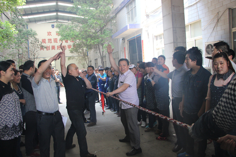 To celebrate May Day, the company organized a tug-of-war competition!