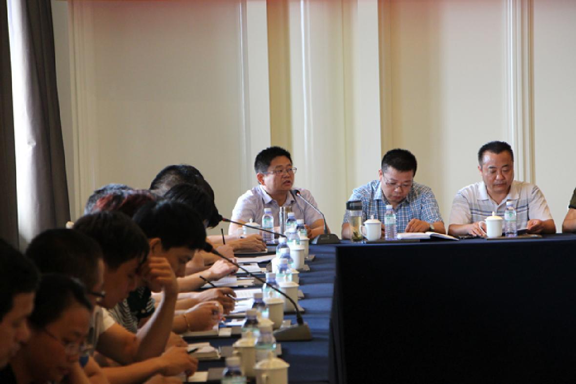 江阴市春蓝纺织主要人员在江苏云湖国际会议中心开展了年中工作总结会议
