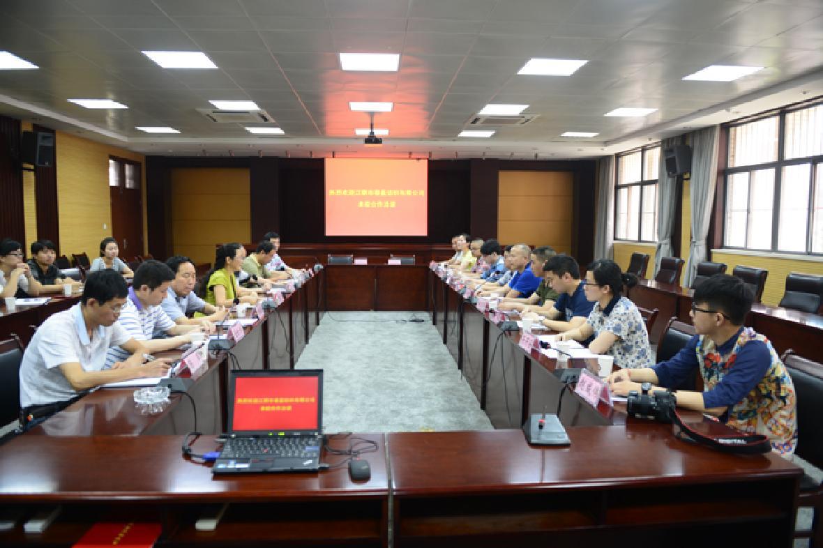 6月16日到武汉纺织大学合作洽谈并签署合作协议