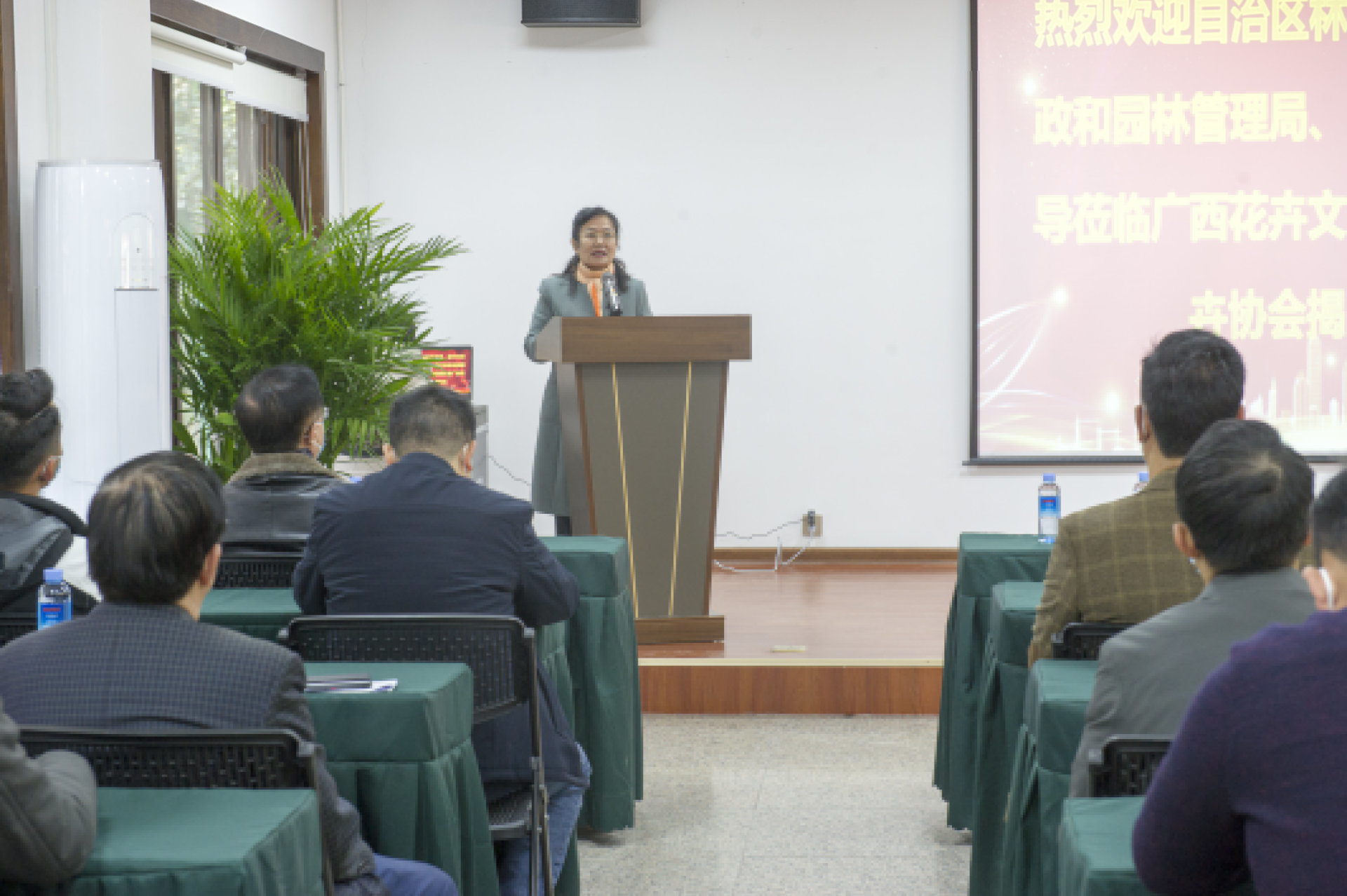 自治区林业局副局长邓建华到场祝贺并致辞