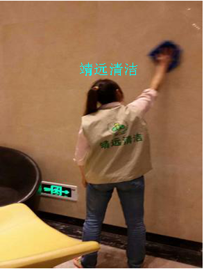 清洗昆明市最高的幕墙玻璃