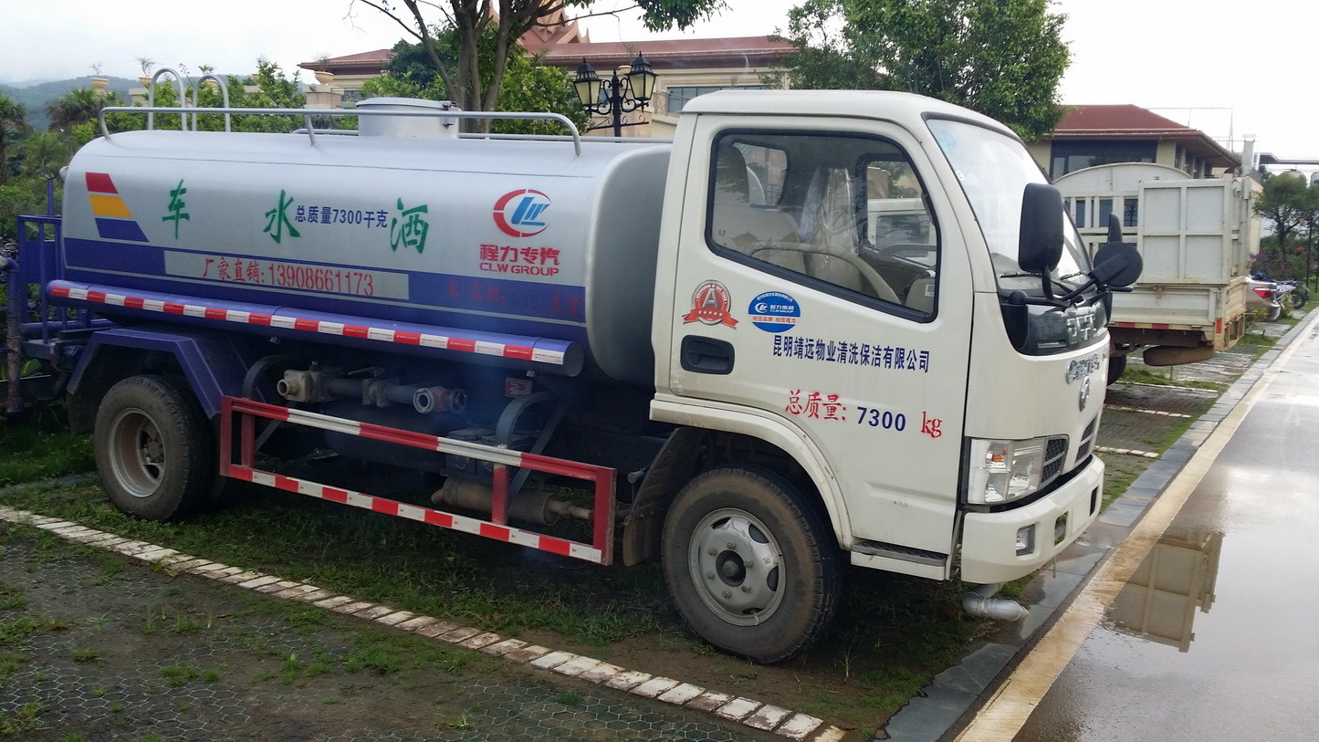 购置洒水车，提高服务效率
