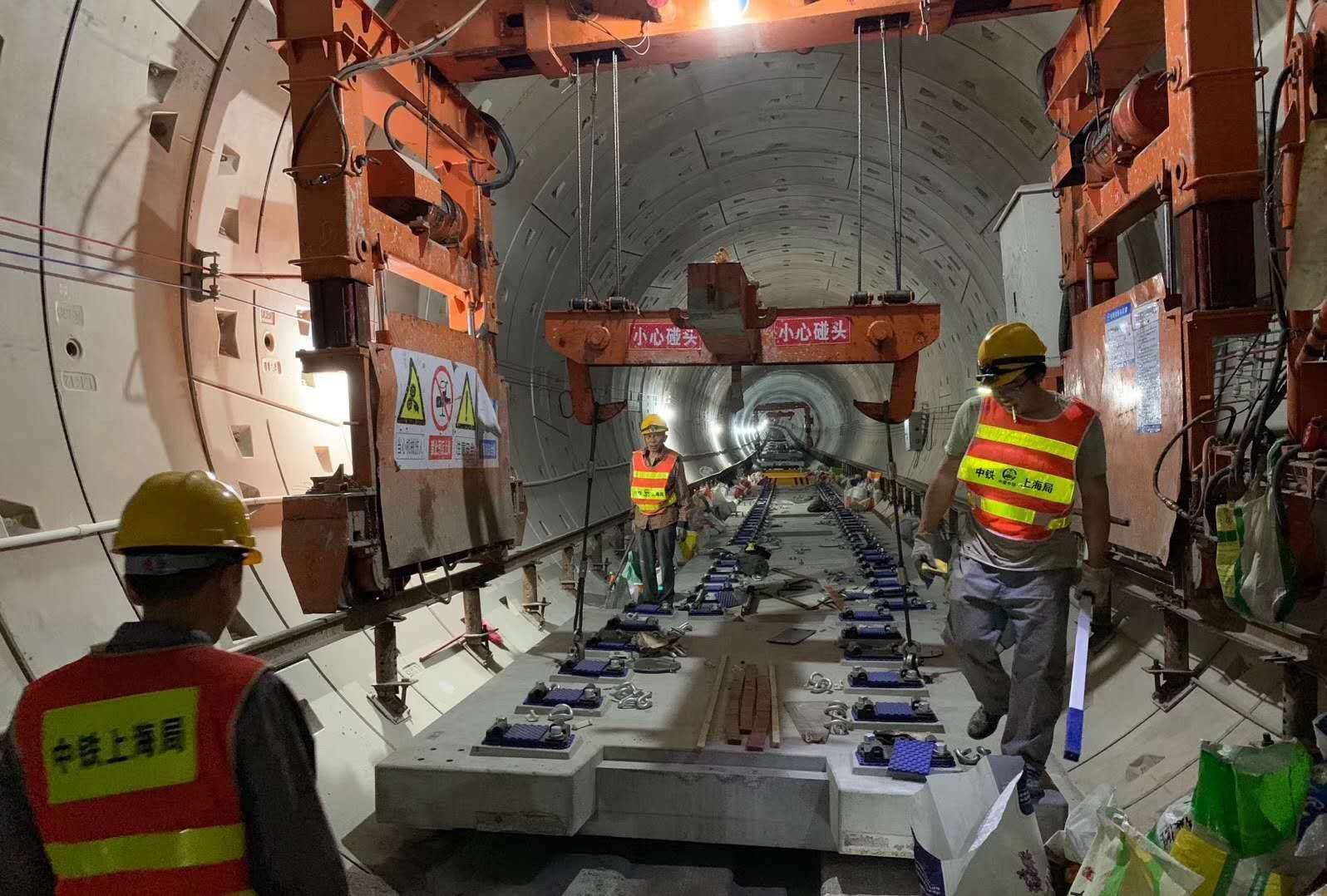 公司生产的轨道板在深圳地铁九号线施工现场