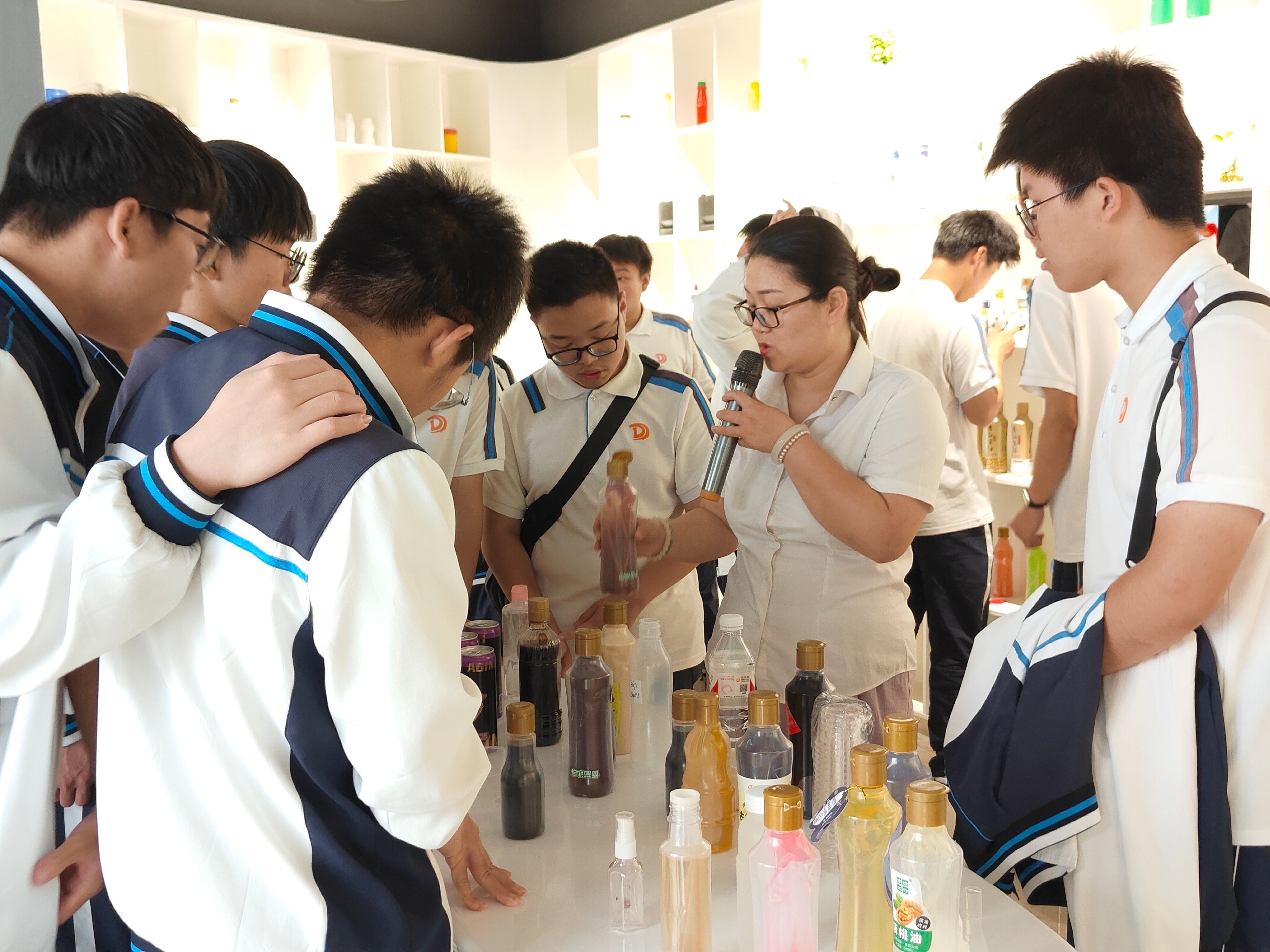 产教融合·智造未来 | 黄岩职教学子亿万28研学，，，，，，共赴工业新征程_塑料罐头瓶_调味品容器_塑料饮料瓶_食物塑料容器_亿万28