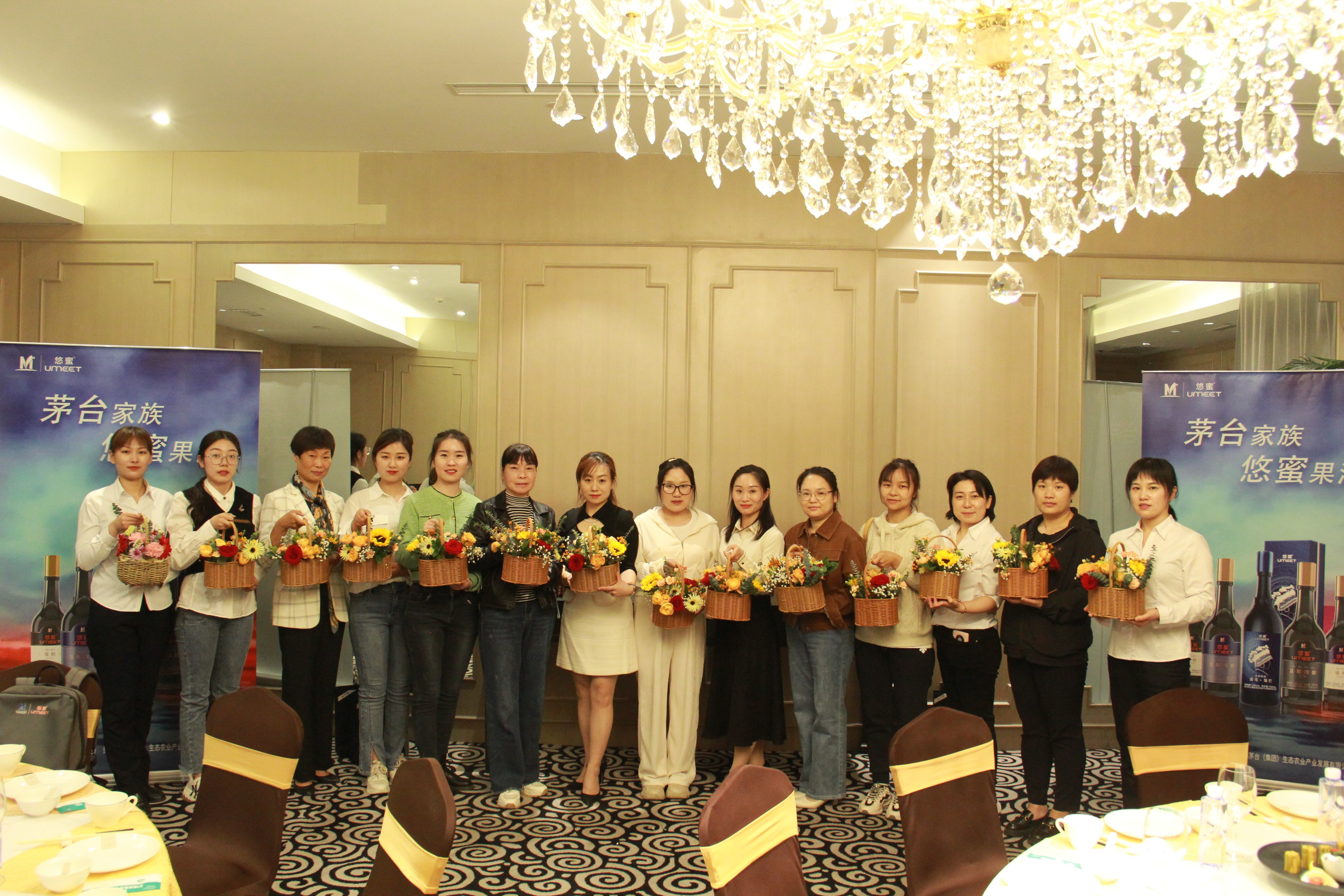 中州皇冠举办“茅台家族 悠蜜果酒”三八妇女节创意插花主题活动
