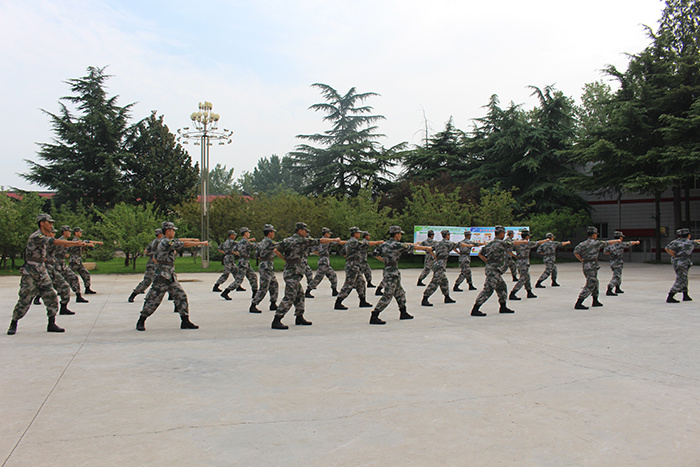 走進(jìn)軍營(yíng) 感悟軍魂