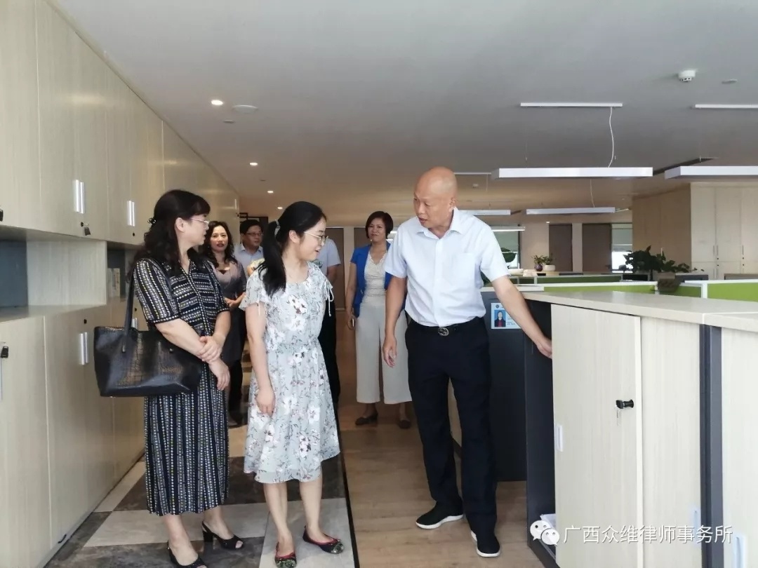 解锁办案新技能！柳州市鱼峰区法院副院长罗华率队莅临众维所调研、指导网上立案工作。