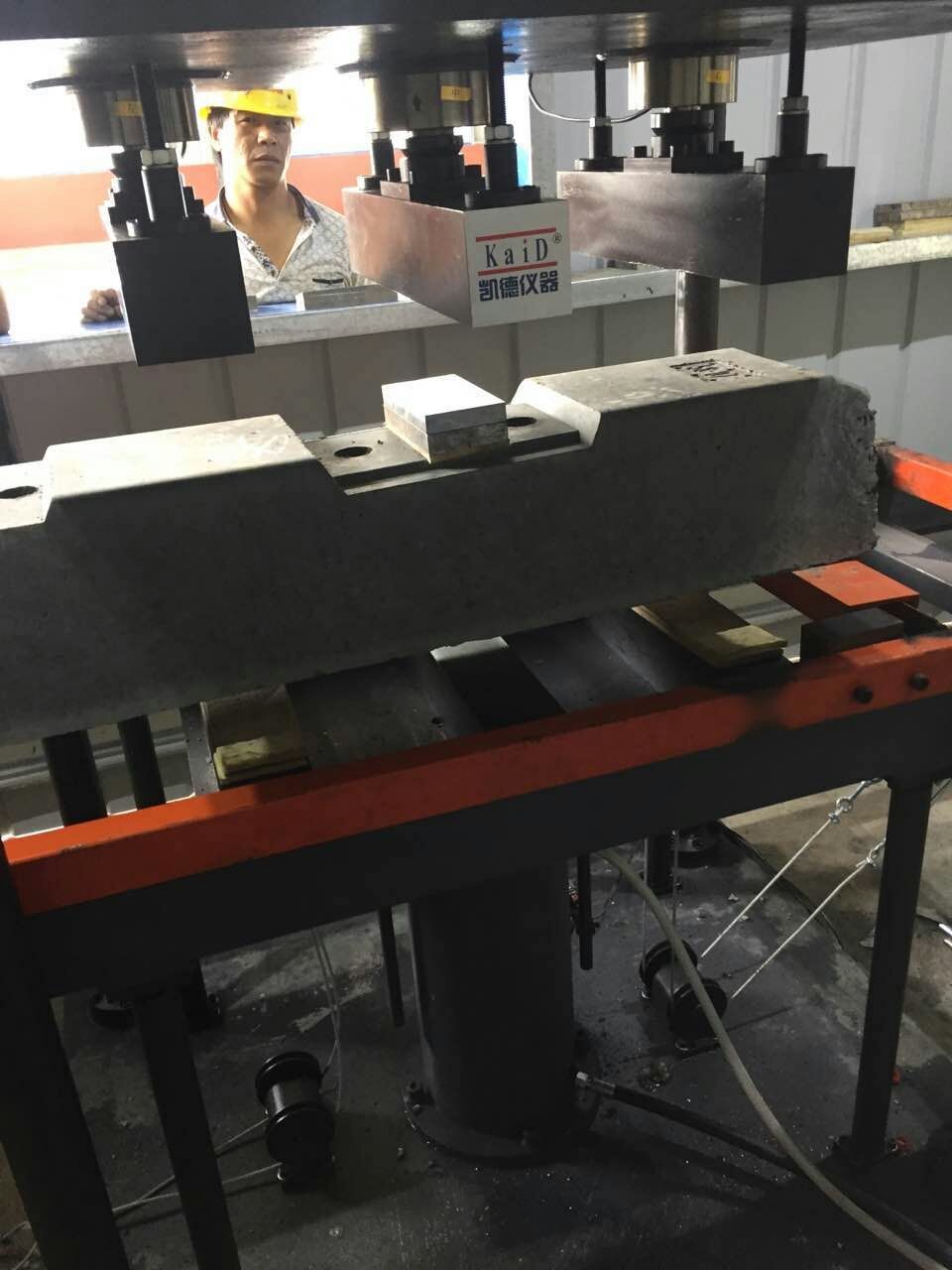 YAW-500B型微机控制电液伺服轨枕静载劈裂试验机
