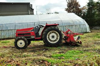 The operator should pay attention to the micro tillage machine to avoid the formation of the moving parts of the wound