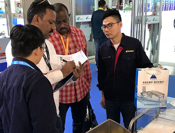 Contact with foreign customers at Nanjing Pharmaceutical Exhibition in October 2018
