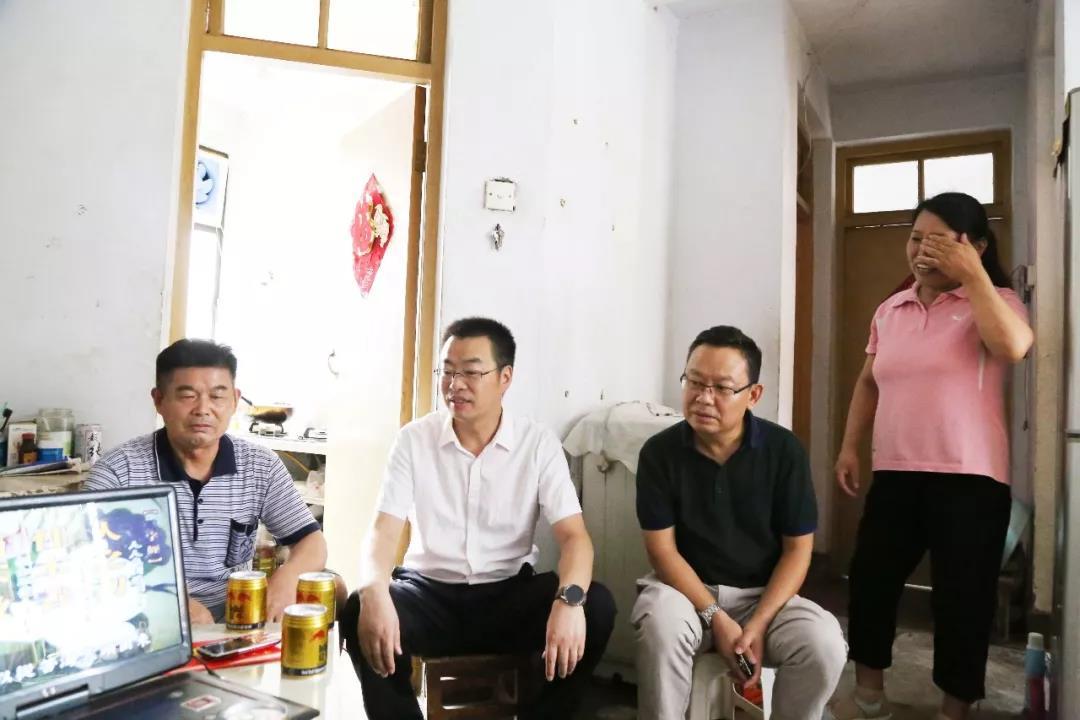 金秋助学暖人心