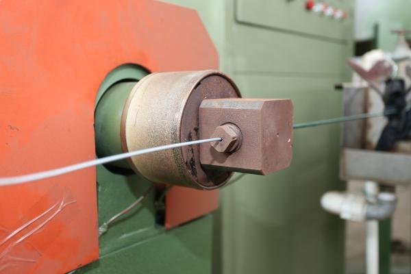Plastic wrapping machine